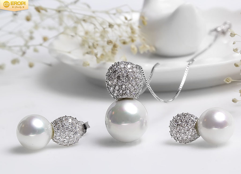 Một mẫu trang sức bạc xi mạ bạch kim cao cấp, đẹp không thua kém trang sức từ bạch kim nguyên chất.