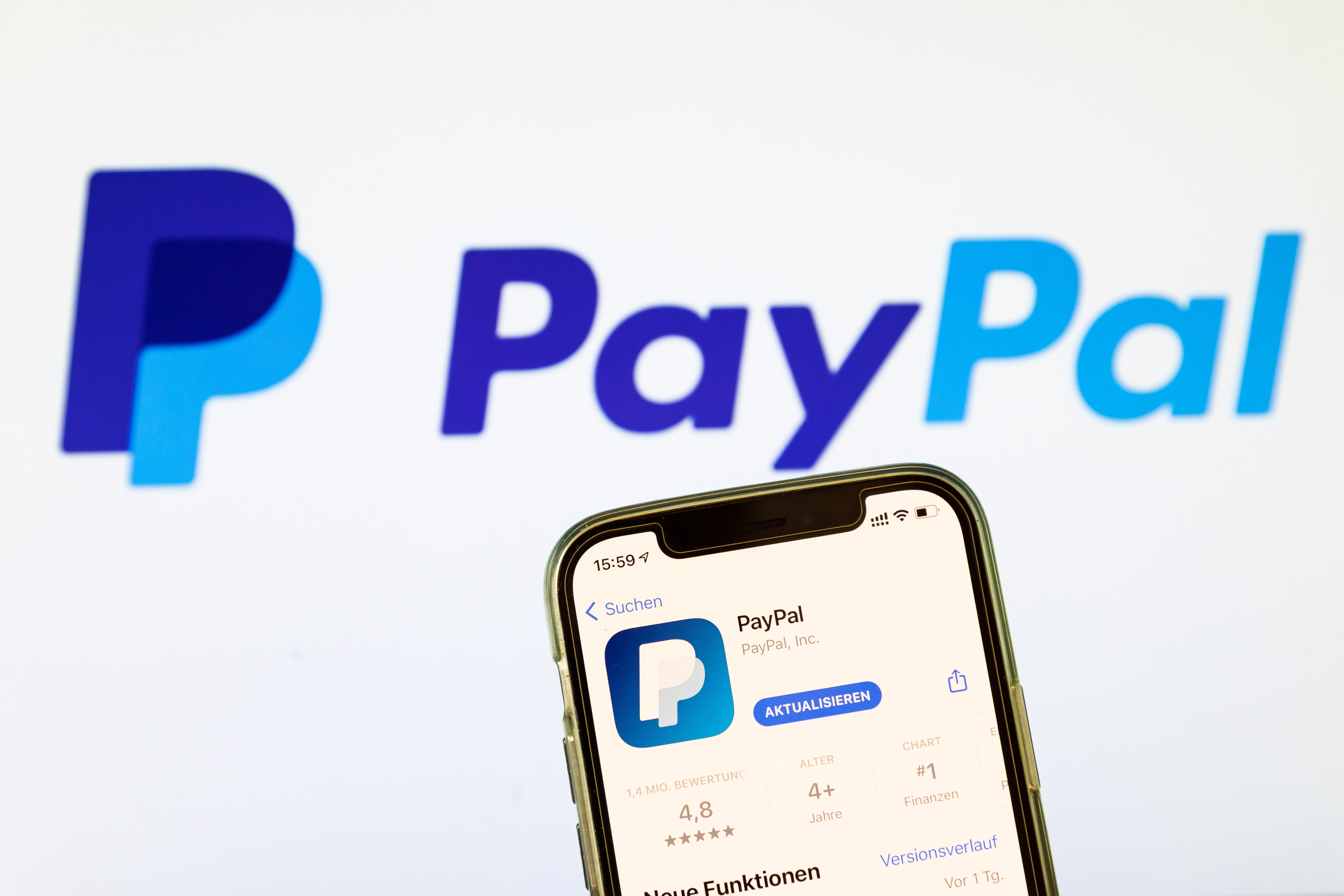 Ứng dụng PayPal được hiển thị trên iPhone